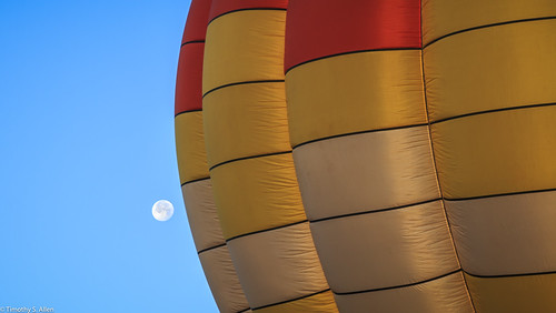 calfiornia sonomacountyhotairballoonclassic windlow balloons hotairballoon moon earlymorning