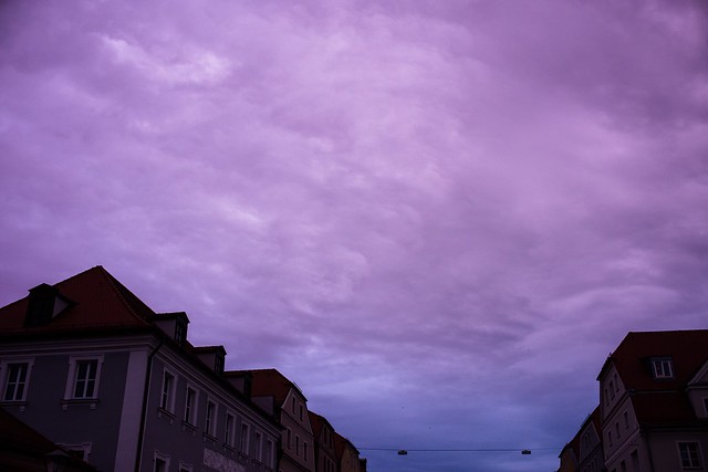Himmel. Stadtamhof. #himmel #sky #clouds #magenta #sunset #stadtamhof #architecure #light #oldtown #regensburg #bayern #steinernebrücke #steinerne #danube #leica #leica_camera #leicam10 #summilux35 #35lux #35mm #streetphotography