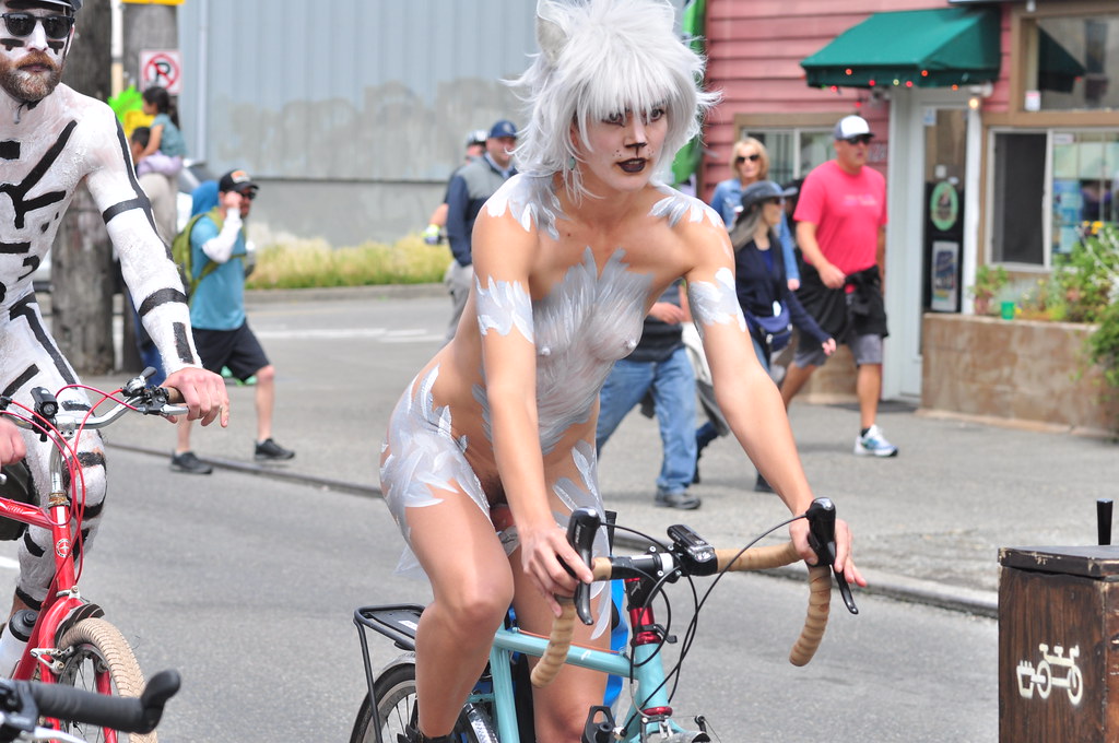 2017 Fremont Solstice Parade - cyclists prepare 089.
