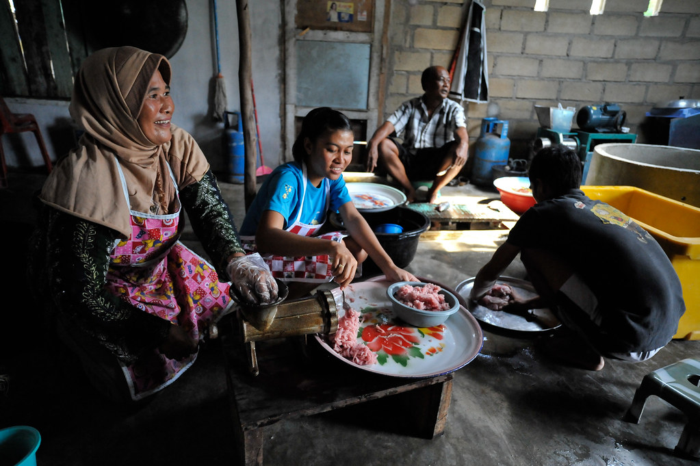 General Photos: Indonesia | Family prepares their food in Gu… | Flickr