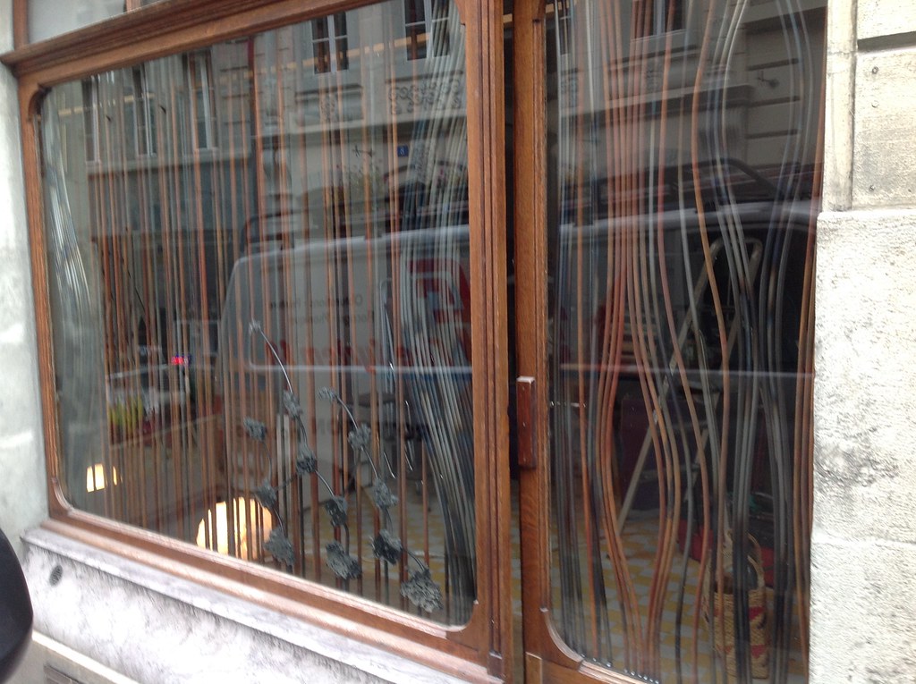 rideau de vitrine! Moudon | Vincent Desmeules | Flickr