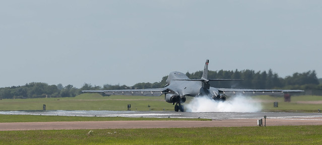 Touchdown....   US Air Force Rockwell B1-B Lancer AF 86-0139 EL / 34th BS - Thunderbirds