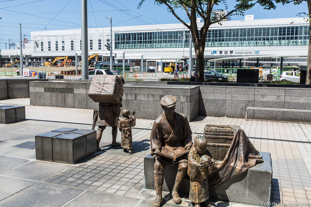 Esculturas en la plaza de la estación