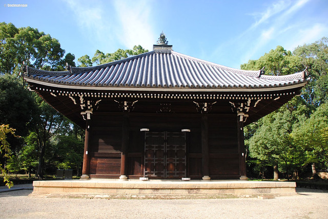 Perinteinen kaunis puurakennus Ninna-jin temppelillä