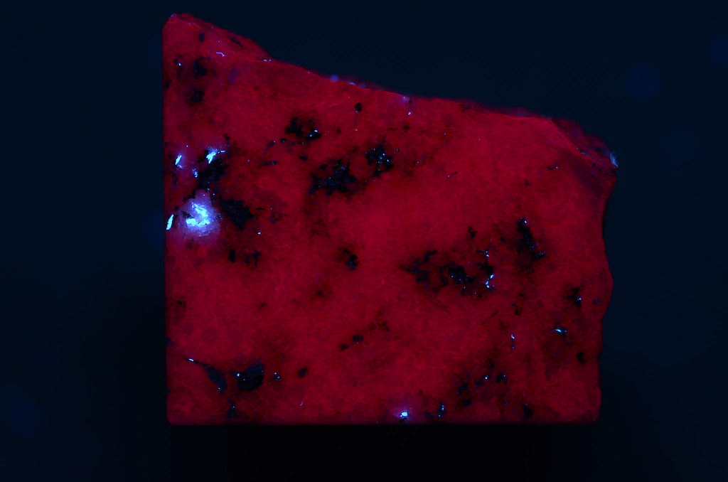 Murakamiite bearing albitite under 254 nm UV | Red fluoresce… | Flickr