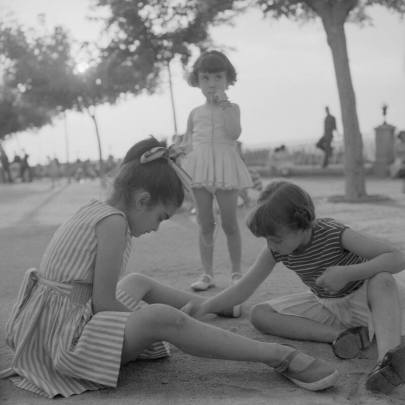 Niñas jugando en el Paseo del Miradero hacia 1960. Fotografía de Eugene V. Harris o Clarence Woodrow Sorensen © University of Wisconsin-Milwaukee/The Board of Regents of the University of Wisconsin System