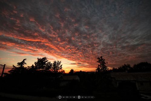 Crépuscule flambé by Damia Bouic, Quelques alto-cumulus capturent les derniers rayons solaire d'une belle et chaude journée en Dordogn