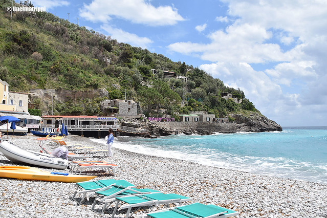 Kivinen ranta Amalfin rannikolla
