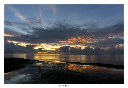 ciel nuages aube sunrise leverdesoleil paysage mer eau océan rivage côte rochers reflets couleurs guyane kourou