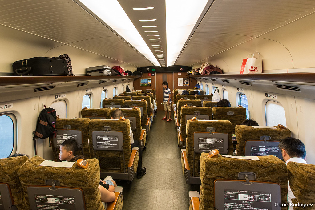 Maletas en los espacios superiores de un shinkansen N700 de la línea Kyushu