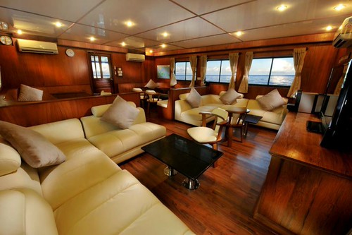 KM Raja Manta - Saloon