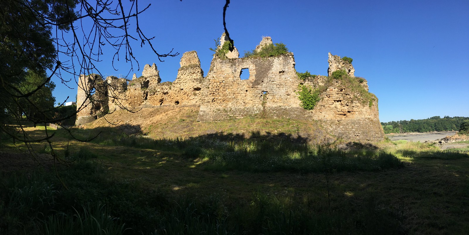 Le chateau du Guildo, autrefois haut lieu de la noblesse locale, a souffert du poids des ans