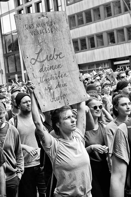4974 Plakat: Und nicht zu Vergessen: Liebe deinen Nächsten wie dein Auto - Demonstration am 08. Juli gegen G20 in Hamburg.