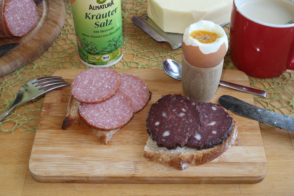 Frische Mettwurst und Rotwurst auf Dinkelquarkbrot zum Frü… | Flickr