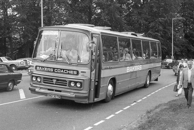 Bakers Coaches Ltd . Weston Super Mare , Somerset . SNX307M .