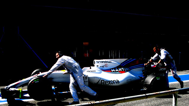 Williams going to thé garage