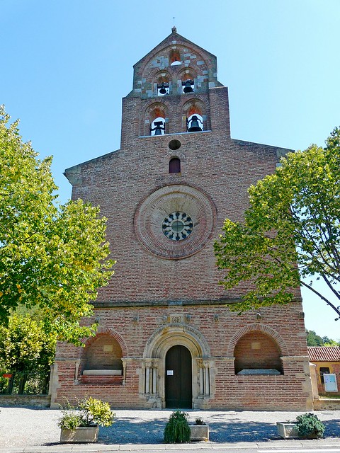 France, petite église avec clocher mur en Ariège