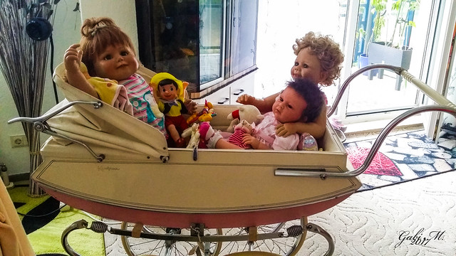 Meine Puppenkinder in einem Koelstra Kinderwagen