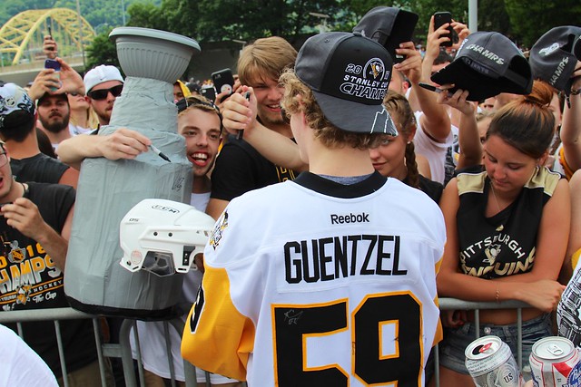 Pittsburgh Penguin player: Guentzel signs