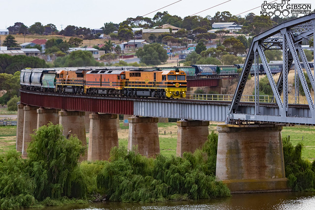 FQ02, ALF21 & GWA002 about to cross the Murray River at Murray Bridge.