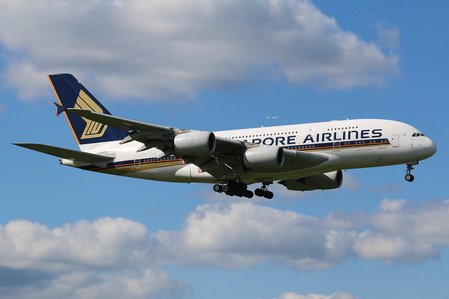 Singapore Airlines Airbus A380-800 9V-SKN