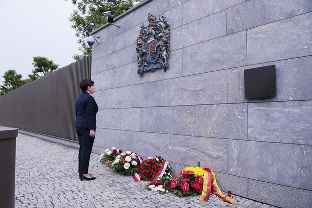 Premier Beata Szydło oddała hołd ofiarom ataku w Manchesterze