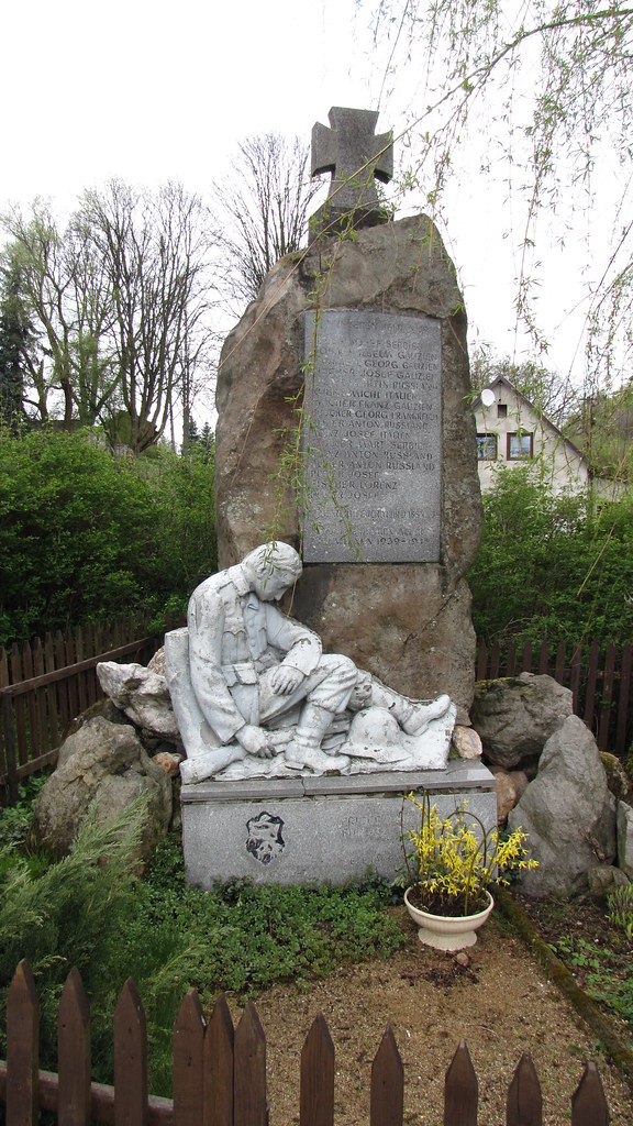 pomník obětem 1. a 2. světové války v Dasnicích