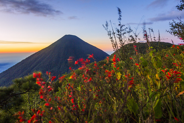 Volcán Atitlán visto desde el Volcán Tolimán