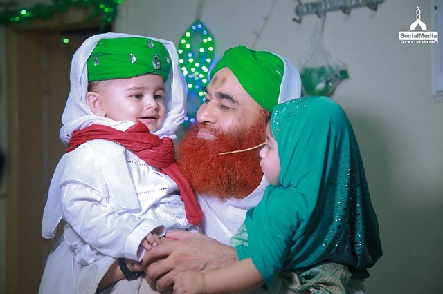 Maulana Ilyas Qadri With Kids