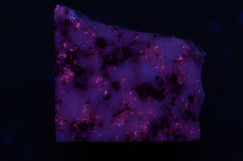 Murakamiite bearing albitite under 365 nm UV