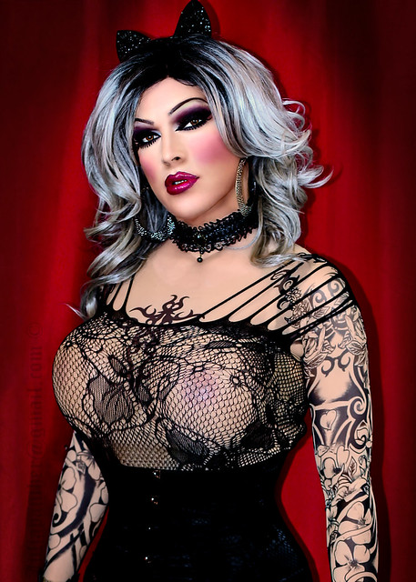 Glamour Gothic kitty look: fishnet and corset