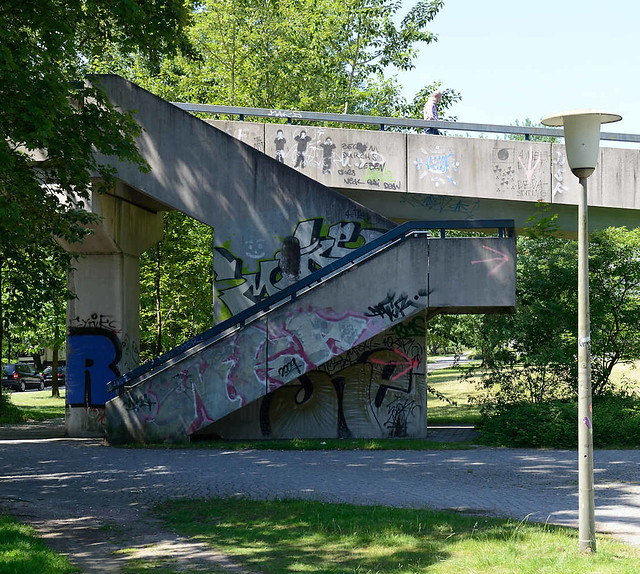 9747  Treppenaufgang in Beton - Architektur der Moderne / Brutalismus.
