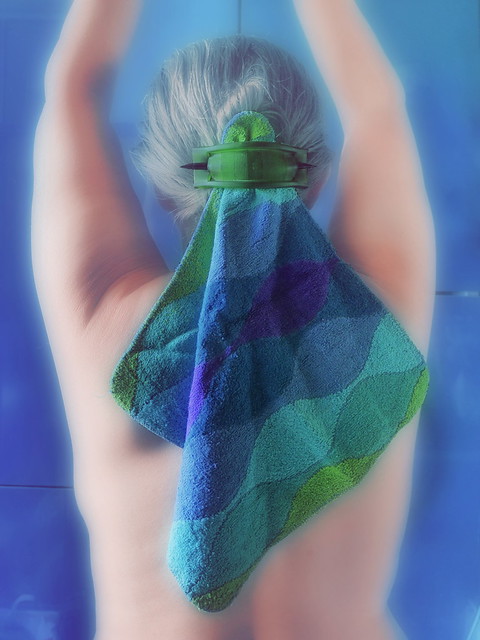 Towel Day in memory of Douglas Noel Adams 25. 5. 2017 Handtuchtag im Gedenken an DNA (die Antwort ist 42) - Morgens in der blauen Spiegelküche. Abends Eintrittskarte ins Wiener Planetarium: Handtuch 