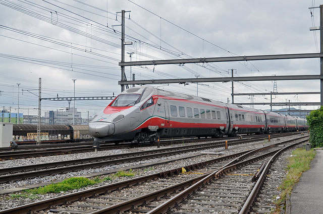 ETR 610 TRENITALIA durchfährt am 08.05.2017 den Bahnhof Muttenz.