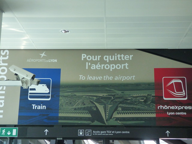 Lyon–Saint-Exupéry Airport - Gare de Lyon Saint-Exupéry - travelator - sign - To leave the airport