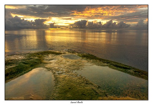 aube sunrise leverdesoleil soleil ciel nuages couleurs mer océan eau reflets paysage roches rochers rivage côte flaques guyane kourou