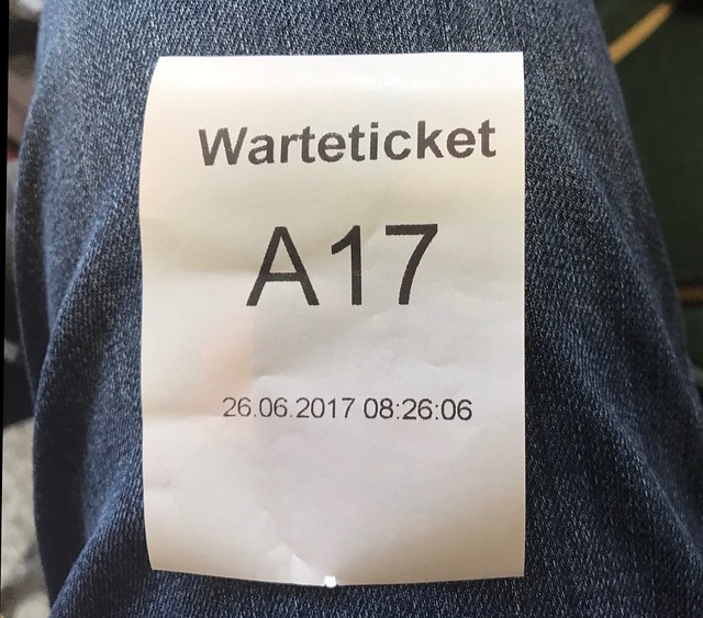 2016_06_26_Warteticket_17th_in_a_row_waiting_for_a_knee_Kineprothese