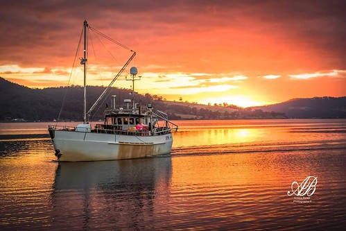 sun sunset margate hobart tasmania australia fishing boat reflection orange hills water sea seafood commercial work life canon 7dmii saturation colour weathered salary living