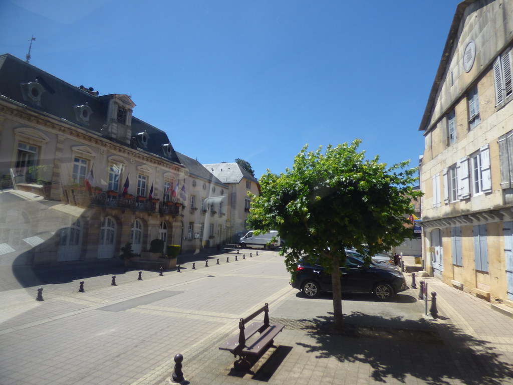 Route des Grands Crus - Couchey - Place Charles de Gaulle - Mairie de Couchey