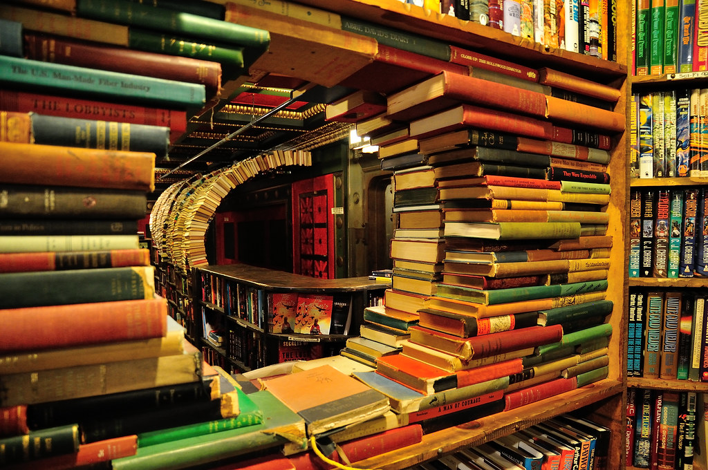 Отыщите место со множеством книг. Bookstore очень красиво. Букинист. The last bookstore в Лос-Анджелесе, США. Множество детских книг букинист.