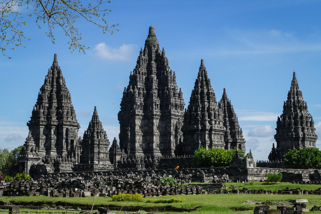 Blick auf den hinduistischen Tempelkomplex Candi Prambanan… | Flickr