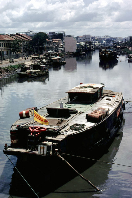 Saigon 1971 - Ben Nghe Canal - Kinh Tàu Hủ nhìn từ trên cầu Bình Tây ở đầu đường Bình Tây