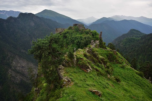 17thcentury abandoned diklo fortress georgia landscape olddiklo tusheti