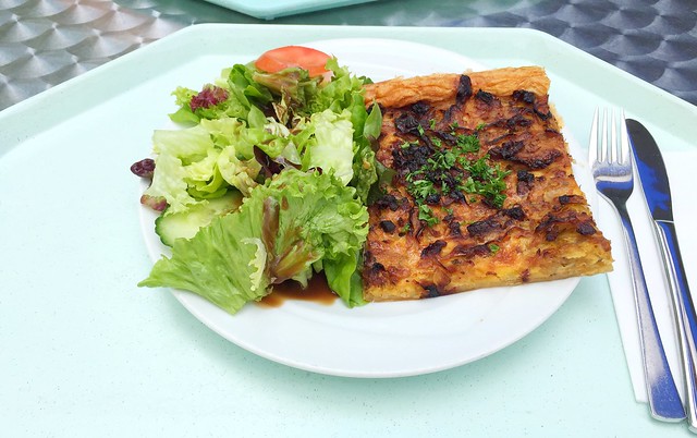 French onion cake with bacon & small salad / Französischer Zwiebelkuchen mit Speck & kleinem Salat