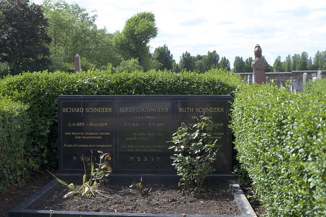 The family grave of Richard Schneider