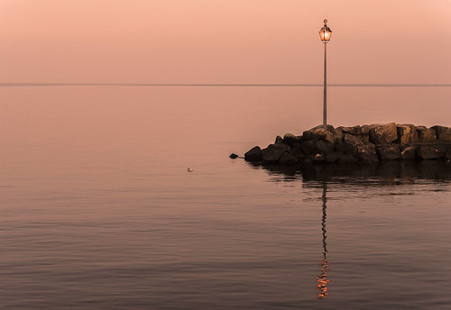 Reflejo by Txetxu., El lago Leman desde Yvoire, Alta Saboya, Francia. txetxurubio lago leman francia atardecer