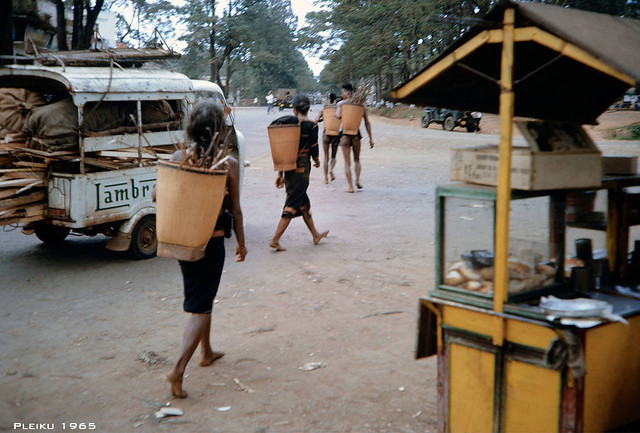 PLEIKU 1965 - Montagnards on a Pleiku street - Trước nhà thờ Thăng Thiên, giao lộ Quang Trung-Lê Lợi-Phan Chu Trinh, Pleiku