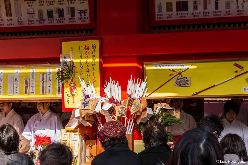 Flechas hamaya y Shirushi no Sugi (a su izquierda) a la venta un 2 de enero en Fushimi Inari