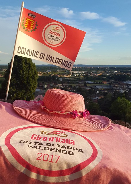 #Girodit #GirodItalia #Valdengo #Tappa15 #CittàdiTappaValdengo #cittàditappa #Biella #Biellese #ig_biella #phAngelaLobefaro #hat #fan #flag #pink #MagliaRosa #giro