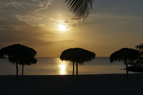 sundown sunset sun palapas beach playa playapesquero holguincuba holguin cuba dusk ocean